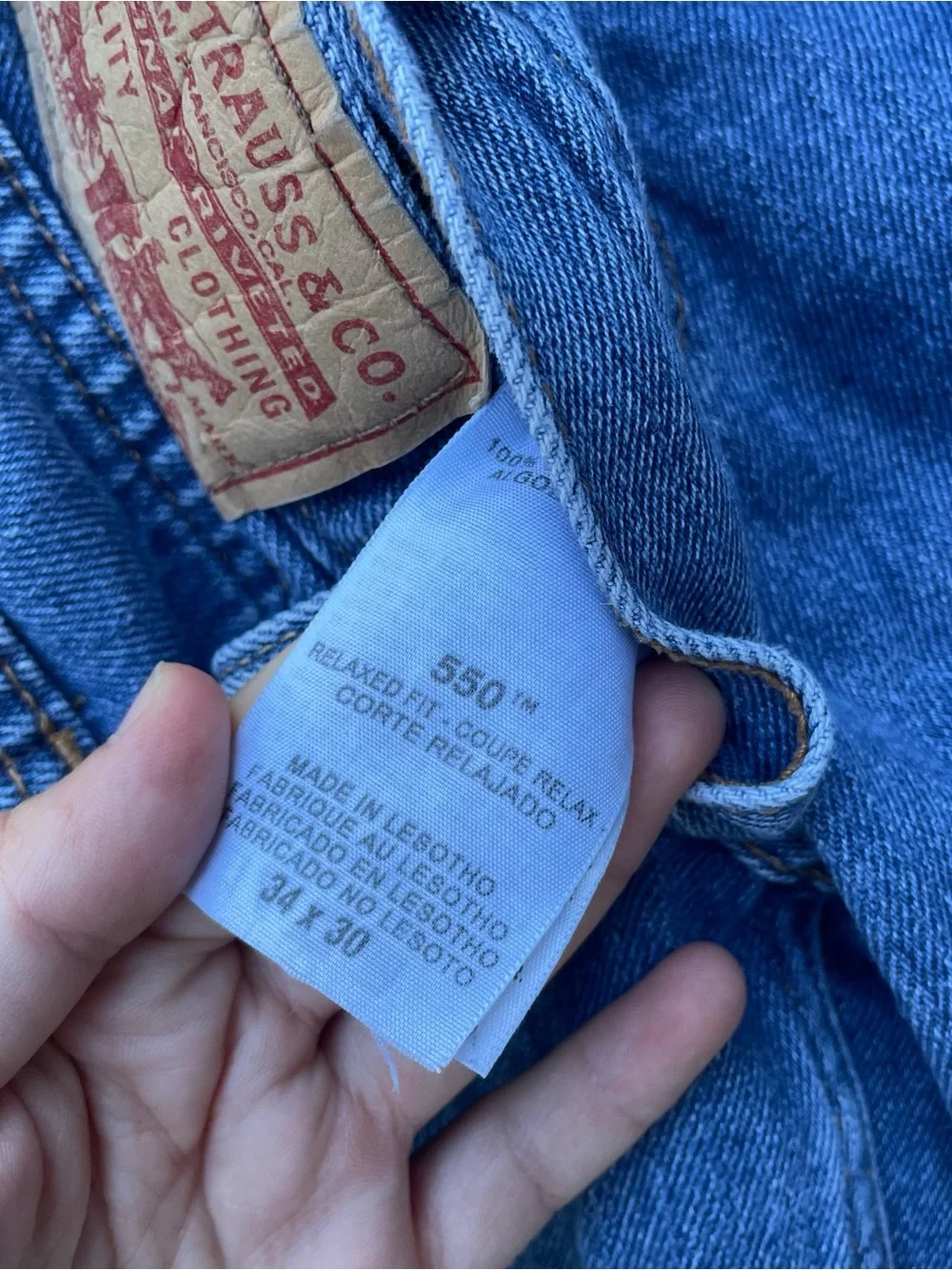 Darkwash Levi’s 550 cutoff jorts size 34